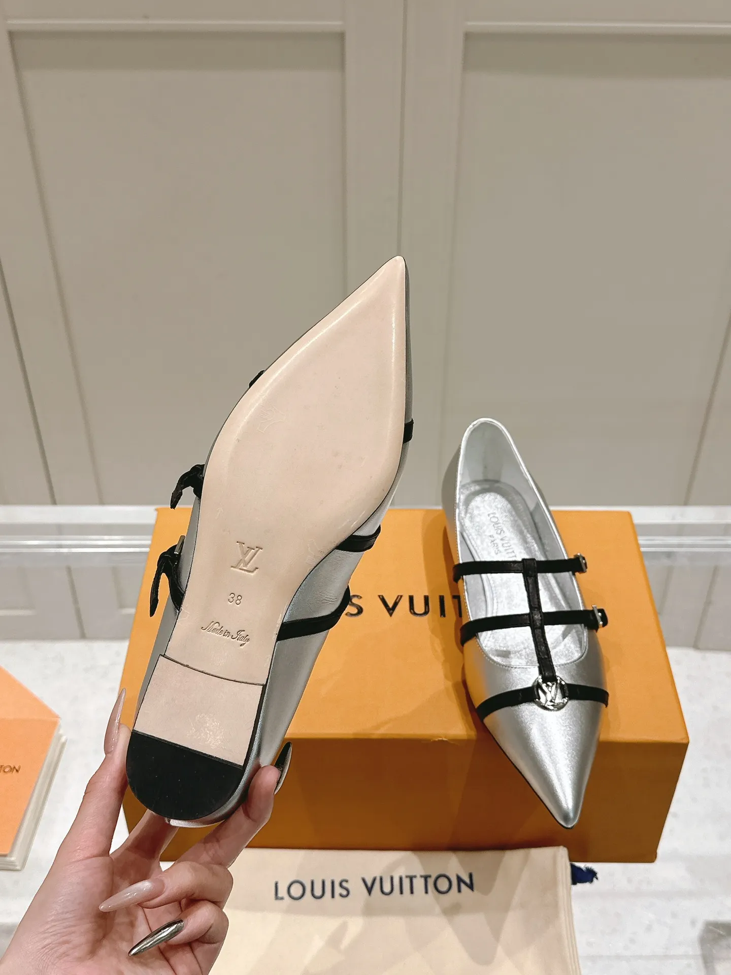 👟👟Ex-factory price 680👟👟 L V➕ Murakami Takashi co-branded series top quality louis vuitton ss25 new arrival～ LV.2025 spring and summer series｜new pointed toe high heels🆕 The small pointed toe of the eagle is matched with a hollow leather strip and a small square buckle to adjust the tightness, and the LV hardware "logo" is embellished, and the details and texture are particularly high-end! The sharp styling effect is a visual feast💯It is difficult to conceal the elegant temperament of LV. It is easy to wear, comfortable, sexy and exquisite ~ Grade A sheepskin lining is soft and breathable. The genuine leather outsole imported from Italy is easy to wear and will not tire your feet. Size: 35-40 (41 customized items are non-refundable)